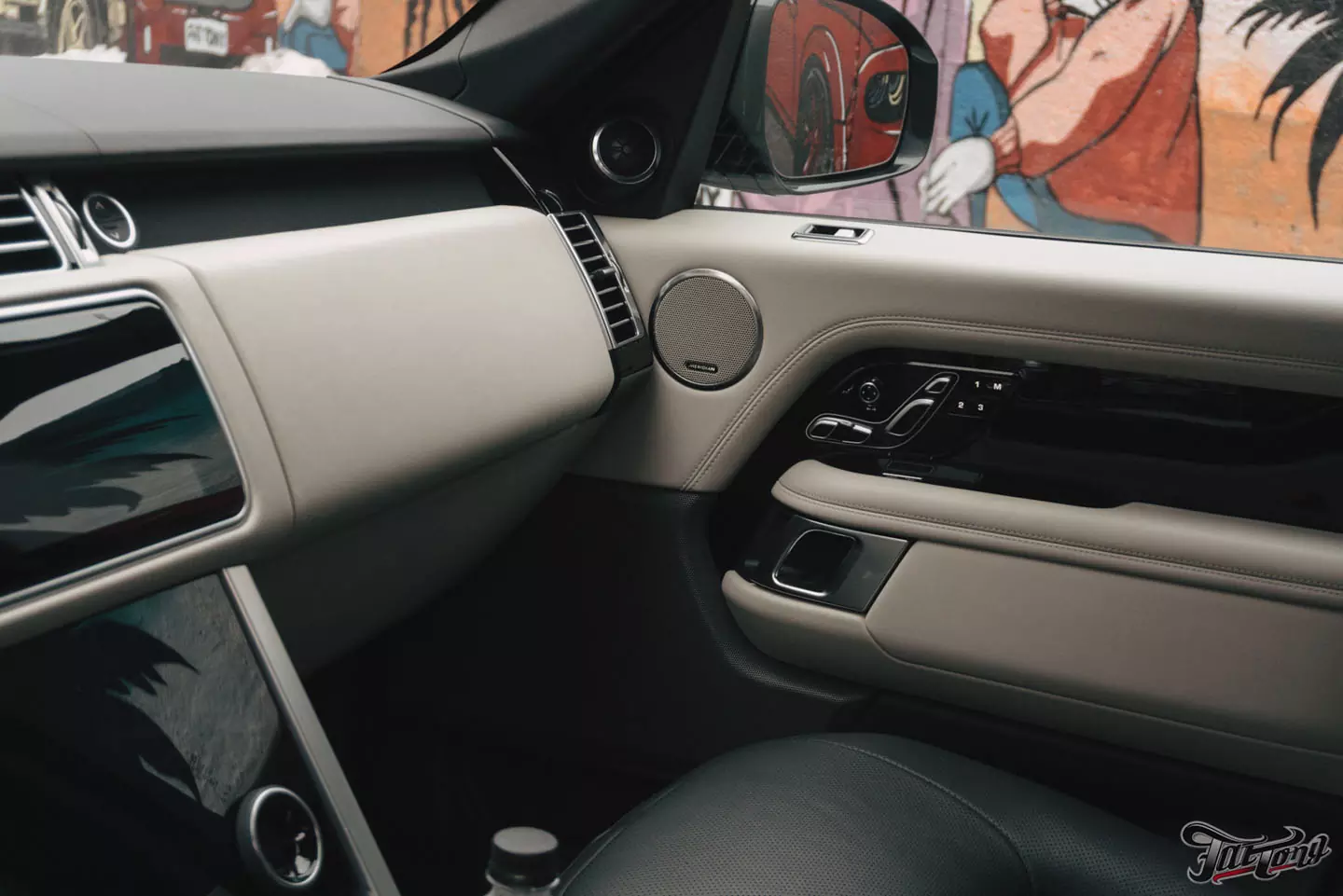 Химчистка и ремонт кожи в салоне Range Rover